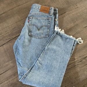 Levi’s Wedgie 27 raw hem jeans